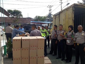 Truk Boks Berisi Ribuan Botol Miras Terjaring Razia Polisi
