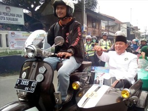 Naik Vespa Pasangan Mulyono-Ima Daftar ke KPU Kota Sukabumi