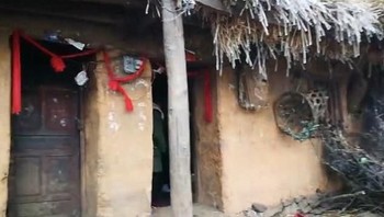 Keluarga Wang memang kurang mampu. Ayahnya bekerja di daerah lain dan ibunya, entah karena alasan apa, meninggalkan mereka. Ini tempat tinggal Wang bersama nenek dan kakaknya. Foto: Peoples Daily