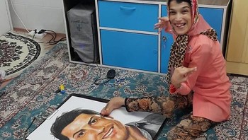 Seniman wanita asal Iran Fatemeh Hamami melukis wajah pemain bola Christiano Ronaldo menggunakan kakinya. Foto: Bored Panda