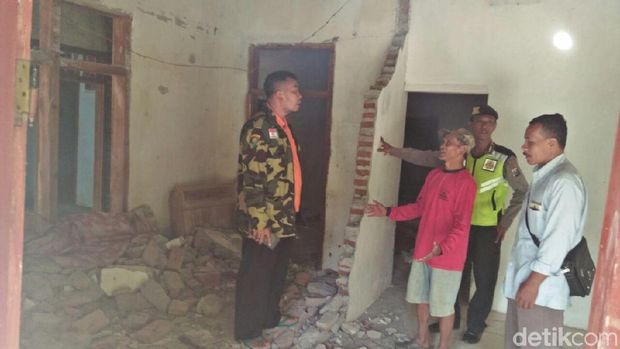 Tanah retak di Trenggalek rusak rumah warga/