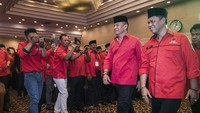 Tubagus Hasanuddin dan Anton Charliyan menghadiri Rapat Kerja Daerah Khusus (Rakerdasus) PDI Perjuangan Jabar di Bandung sebelum mendaftar ke KPUD. (Foto: ANTARA FOTO/M Agung Rajasa)