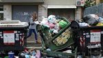 Ih..Jorok! Sampah Berserakan dan Menggunung di Jalanan Roma