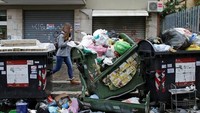 Sampah yang terlihat menggunung di jalanan Roma. 