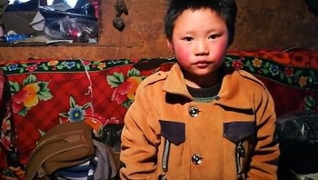 Ini saat dia berada di rumahnya. Dia berjalan sendirian setiap hari lebih dari 4,5 kilometer menuju sekolah dan bukan itu saja, si bocah kadang harus menghadapi cuaca dingin menusuk tulang. Foto: Peoples Daily