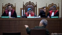 Saksi memberikan keterangan di hadapan hakim.