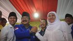 Salam Hormat Khofifah ke Pakde Karwo Saat Daftar Pilgub Jatim