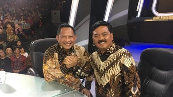 Nah, ini foto aslinya sebelum disulap jadi meme oleh para netizen. Foto: Twitter