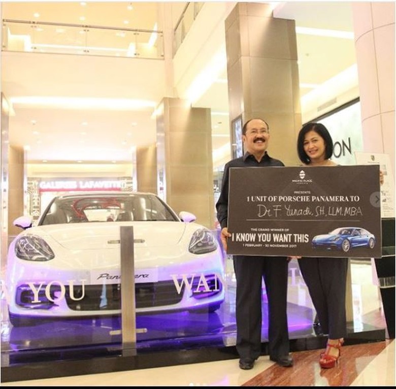 Fredrich Dapat Mobil Seharga Miliaran Rupiah. Foto: Instagram @pacificplacejkt Fredrich Dapat Mobil Seharga Miliaran Rupiah. Foto: Instagram @pacificplacejkt