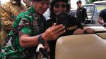 Kompak! Pose Menteri Jokowi Terima Brevet Kehormatan di Kapal Selam
