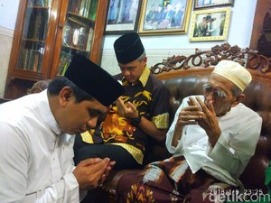 Usai Mendaftar di KPU, Ganjar-Yasin Sowan ke Mbah Moen