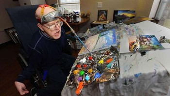 Memiliki kelainan Cerebral Palsy sejak lahir, pria bernama Doug Jackson mampu melukis hanya dengan kepalanya. Hasilnya pun menakjubkan sampai dipamerkan dibeberapa tempat seperti Rumah Sakit. Foto: Bored Panda