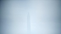 Monumen Washington tak terlihat jelas saat difoto dari Lincoln Memorial di Washington DC, Amerika Serikat pada Selasa (9/1) (Foto: AFP)