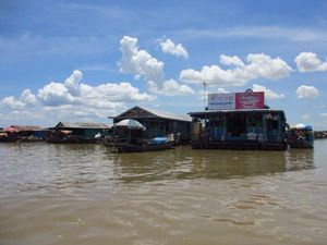 Ada Desa Terapung di Danau Terbesar se-Asia Tenggara