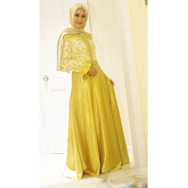 Anisa Rahma memakai baju bernuansa kuning gold yang cocok dipakai ke pesta di malam hari. Penampilannya terlihat glamour dengan tambahan kerudung satin. Lengkapi dengan high heels sebagai penyempurna penampilan. Foto: Dok. Instagram @anisarahma_12