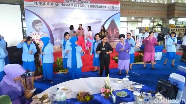 Menteri Retno dan Susi Joget Diiringi Lagu Country