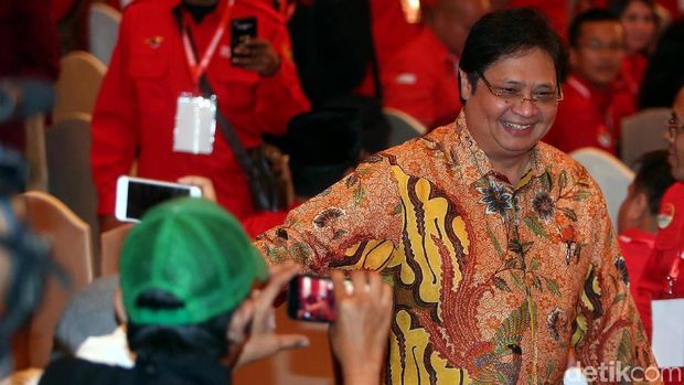 Airlangga Masih Aman di Kabinet, PDIP Prediksi Ada Reshuflle Lagi