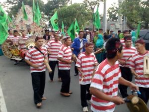 Daftar ke KPU, Pasangan Andi-Ade Diiringi Musik Patrol
