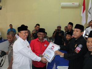 Ketua DPRD Magetan Sungkem ke Ibu Sebelum Daftar Ke KPU