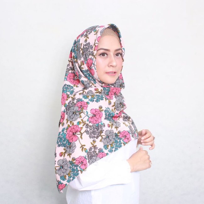 Shinta Tanjung mencoba tampil lebih atraktif dengan kerudung bercorak bunga. Motif kerudungnya juga memberikan kesan klasik dan cocok dipadankan dengan busana putih polos. Foto: Dok. Instagram @chintatanjung