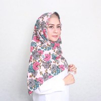 Shinta Tanjung mencoba tampil lebih atraktif dengan kerudung bercorak bunga. Motif kerudungnya juga memberikan kesan klasik dan cocok dipadankan dengan busana putih polos. Foto: Dok. Instagram @chintatanjung
