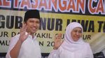 Salam Hormat Khofifah ke Pakde Karwo Saat Daftar Pilgub Jatim