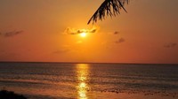 Foto: Jangan lupa nikmati momen sunset di Pantai Nemberala. Kapan lagi bisa menikmati matahari terbenam di ujung paling selatan Indonesia. (Tuti Widiastuti/dTraveler)