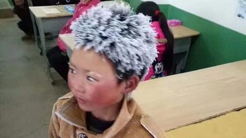 Bocah bernama Wang Fuman ini baru berusia 8 tahun dan duduk di kelas 3 SD. Kisahnya jadi viral setelah foto beredar ia datang ke kelas dengan rambut membeku dan ditertawakan teman-temannya. Foto: Peoples Daily