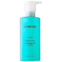 Membersihkan wajah hanya pakai sabun pembersih wajah menjadi cara yang ketinggalan zaman. Saatnya lebih teliti dalam merawat wajah dengan memakai cleansing oil sebelum memakai sabun wajah. Sesuai namanya, cleansing oil adalah pembersih wajah berbasis oil yang mampu mengangkat makeup yang sulit diangkat dengan sabun wajah seperti foundation atau maskara.  Foto: Istimewa