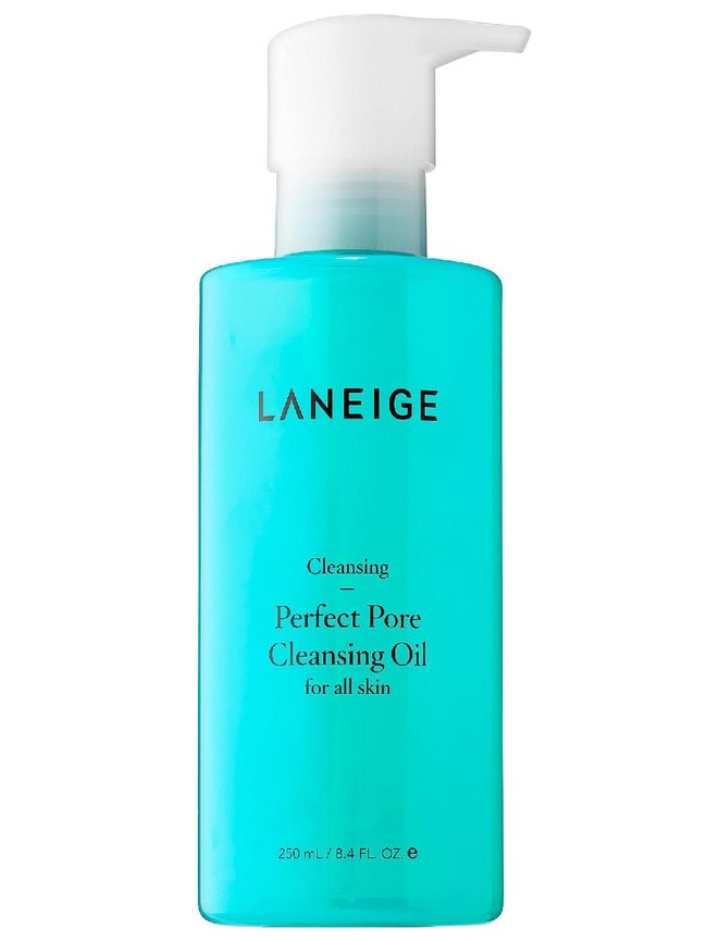 Membersihkan wajah hanya pakai sabun pembersih wajah menjadi cara yang ketinggalan zaman. Saatnya lebih teliti dalam merawat wajah dengan memakai cleansing oil sebelum memakai sabun wajah. Sesuai namanya, cleansing oil adalah pembersih wajah berbasis oil yang mampu mengangkat makeup yang sulit diangkat dengan sabun wajah seperti foundation atau maskara.  Foto: Istimewa