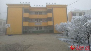 Ia tinggal di kota kecil Shatong, Provinsi Yunan, China. Menempuh pendidikan di SD Zhuanshanbao. Daerah itu baru saja dilanda cuaca dingin minus 9 derajat celcius. Foto: Peoples Daily