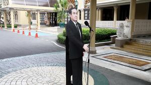 Ketika Sosok PM Thailand Berubah Jadi Replika Karton