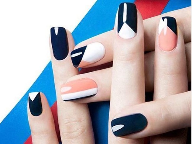 Nail art dengan bentuk grafis seperti garis-garisan menjadi tren kecantikan 2018.  Foto: Istimewa