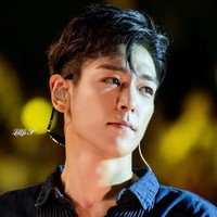 Tidak mengherankan jika TOP Bigbang disebut punya bentuk wajah sempurna. Selain tampan, ia dikenal punya bentuk mata dan alis unik yang membuatnya semakin menarik. Foto: Instagram