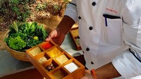 Wah, bumbunya terlihat warna-warni. Terlihat ada bubuk cabai, bubuk kunyit hingga ragam rempah lain yang dipegang oleh sang chef. Foto: Instagramhamishdw