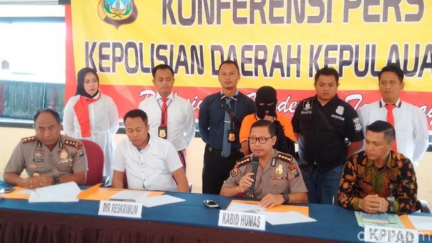 Polisi merilis kasus pria paruh baya yang mencabuli 13 ABG di Kepri.