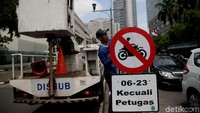 Rambu-rambu tersebut dicopot, menyusul putusan Mahkamah Agung (MA) yang membatalkan Pergub pembatasan motor.