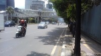 Saat ini pengendara dapat melajukan motornya sedikit lebih cepat karena jalan dalam kondisi lancar. Foto: Motor melintas di Thamrin (Dwi-detikcom)