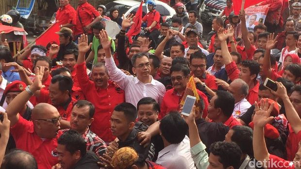  Pasangan Djarot Saiful Hidayat-Sihar Sitorus datang ke KPU untuk mendaftarkan diri sebagai bakal pasangan cagub-cawagub Sumatera Utara, Rabu (10/1/2018)