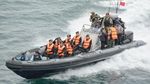 Momen Kapolri Diberi Brevet dari TNI AL di KRI Nagapasa 403