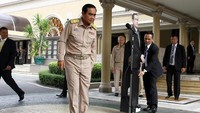 Hal ini terjadi saat Prayut tengah diwawancara wartawan di Government House. (Foto: Dailynews via REUTERS)