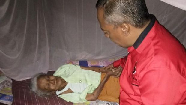 Cawabup Joko sungkem ke ibunya yang terbaring lemah