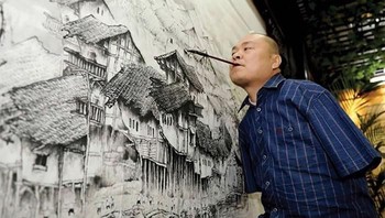 Pria bernama Huang Guofu ini harus kehilangan kedua tangannya akibat kecelakaan yang dialaminya saat usia 4 tahun. Dia usia 12 tahunnya ia pun mulai menggeluti hobi melukisnya, dengan mengandalkan kedua kakinya ia mampu hasilkan lukisan super kerennya. Foto: Bored Panda