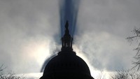 Bayangan misterius di balik kubah US Capitol, Washington DC ini muncul pagi-pagi pada 9 Januari 2018. (Foto: REUTERS/Kevin Lamarque)