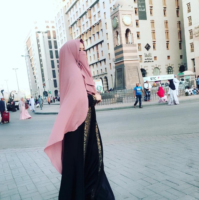 Wanita dengan followers Instagram lebih dari 30 ribu itu memakai kerudung syari warna merah muda dan abaya hitam. Ia menambahkan cadar agar lebih tampil tertutup. Foto: Dok. Instagram @chintatanjung