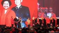 Megawati didamping Jokowi dan Jusuf Kalla memukul beduk untuk memperingati HUT ke-45 PDIP.