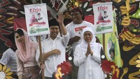 Bakal Cagub Jatim, Khofifah Indar Parawansa dan bakal cawagub, Emil Dardak diarak para pendukungnya menuju KPUD Jatim untuk mendaftar. Ada pula istri Emil, Arumi Bachsin (Foto: ANTARA FOTO/Zabur Karuru)