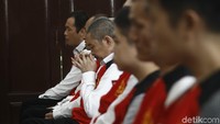 Dalam kasus tersebut, ada 8 tersangka tapi dipisah menjadi dua berkas karena peran-peranya yang berbeda.