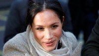 Markle terlihat begitu bahagia melihat antusias warga yang menunggu di depan stasiun radio.Mereka mendoakan Markle agar selalu bahagia dengan Harry. 