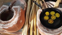 Nah, ini dia tampilan masakan Raisa. Wah, dimasak langsung di atas tungku dengan bahan bakar kayu bakar lho! Foto: Instagramhamishdw